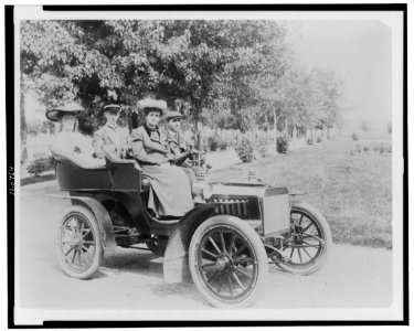 Frances Benjamin Johnston seated with three other people in automobile LCCN98506437