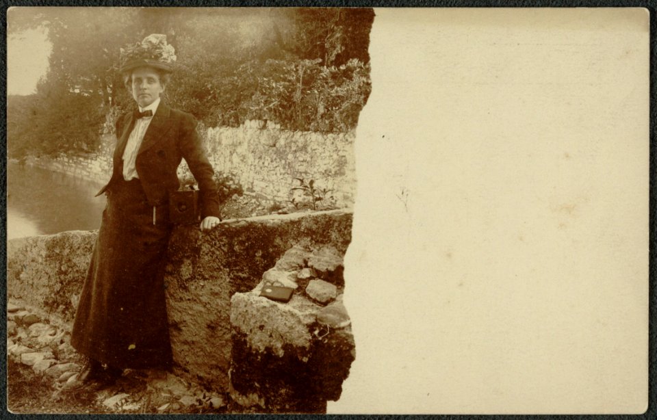 Frances Benjamin Johnston, full-length portrait, posing by a wall with her camera, Cadenabbia, Lake Como, Italy LCCN2001697171