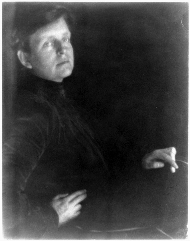 Frances Benjamin Johnston, half-length portrait, seated, facing left LCCN2002705624