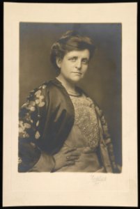 Frances Benjamin Johnston, half-length portrait, turned to the right, facing front, with right hand on hip) - Towles LCCN2014645156