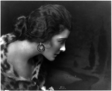 Frances Marion, head-and-shoulders portrait, facing right LCCN90707652