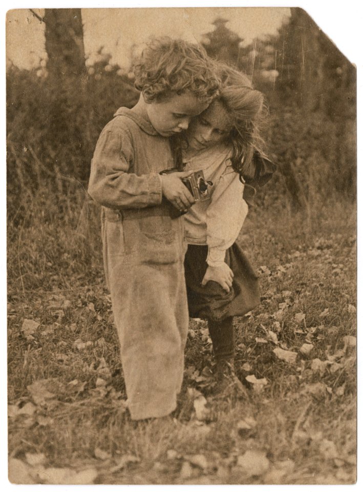 Francis Lincoln and Lucy Lee with a camera LCCN2015647686