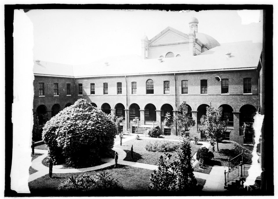 Franciscan Mission, Brookland courtyard LCCN2016821335