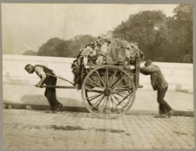 Frank G. Carpenter, Salvaging scraps on the streets of Paris