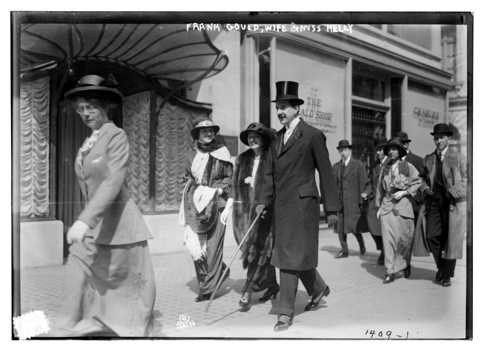 Frank Gould, wife, and Miss Kelly LCCN2014687788