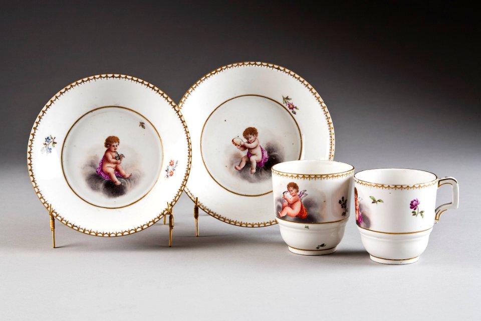 Frankental porslinskoppar och fat gjorda 1788, dekorerade med amoriner - Hallwylska museet - 93752