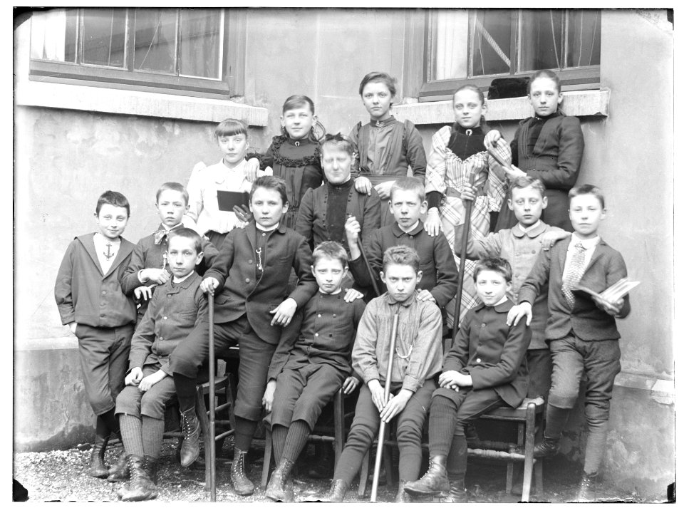 Frans Halsschool, Frans Halsstraat 16. In het midden is Jacob Olie jr, 1890 (max res)