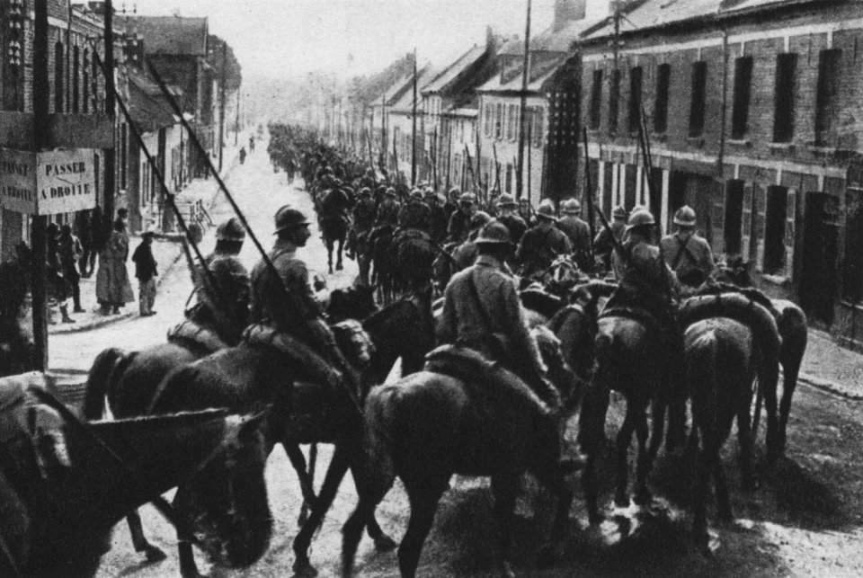 Französische Kavallerie passiert einen an der Somme gelegenen Ort