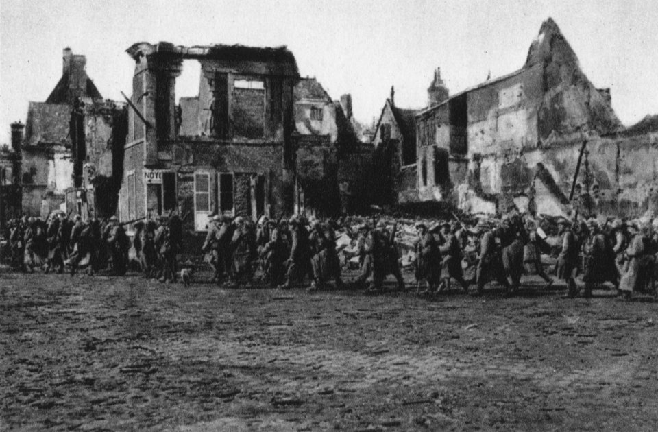 Französische Truppen passieren den Rathausplatz von Chaunny