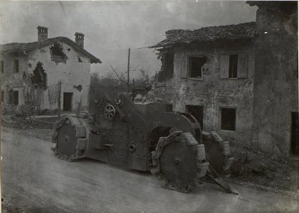 Französische Lafette vom 20.2cm Geschütz. Aufgenommen an der Strasse beim Isonzo, Görz. (Ende März. 1918.) (BildID 15664299)