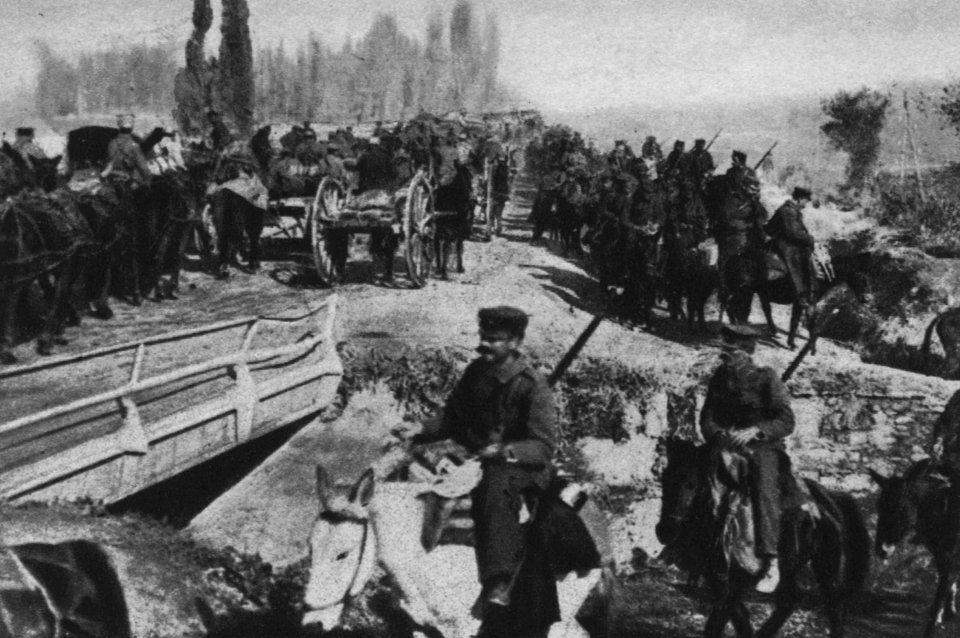 Französische und griechische Truppen auf dem Marsch bei Saloniki
