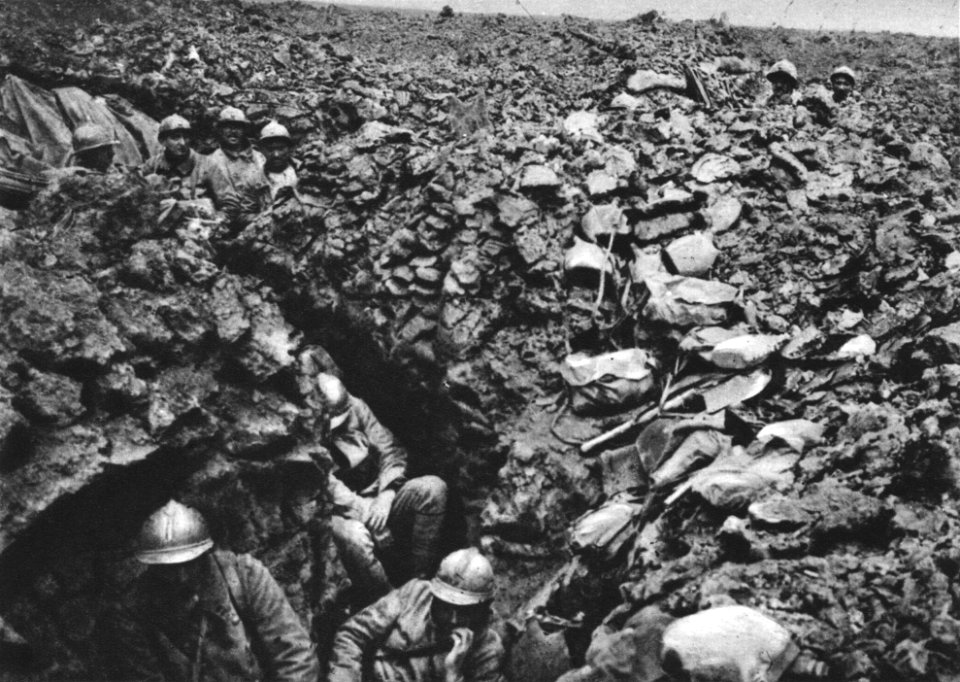 Französische Soldaten in Granattrichtern