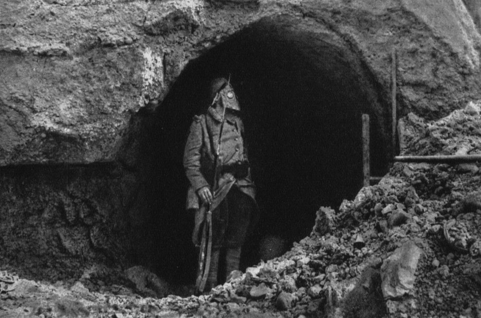 Französischer Infanterist mit Gasschutz auf Wache