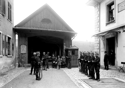 Grenzwachtposten kontrolliert Grenzverkehr an Brücke Diessenhofen - CH-BAR - 3240949