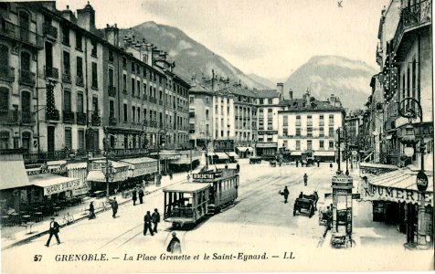 GRENOBLE - La Place Grenette et le Saint-Eynard