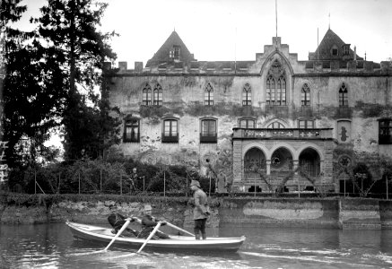 Grenzpatrouille in einem Schiff vor dem Schloss Gottlieben - CH-BAR - 3240961