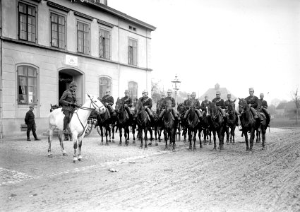 Grenzwachtposten Tägerwilen mit aufgesessener Dragonerpatrouille - CH-BAR - 3240958
