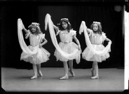 Greta and Ebon Strandin, Elsa Holmberg, dancers, photo 1907 - SMV - NS079