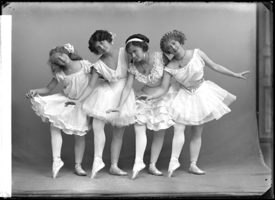 Greta, Ebon, Atania and Victoria Strandin, dancers photo 1911 - SMV - NS076