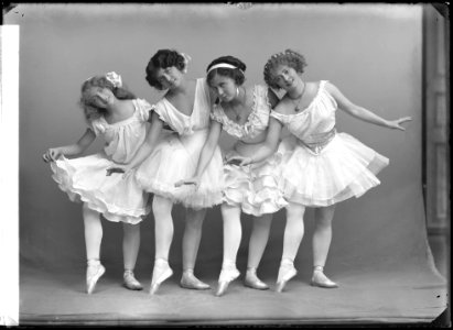 Greta, Ebon, Atania and Victoria Strandin, dancers photo 1911 - SMV - NS076