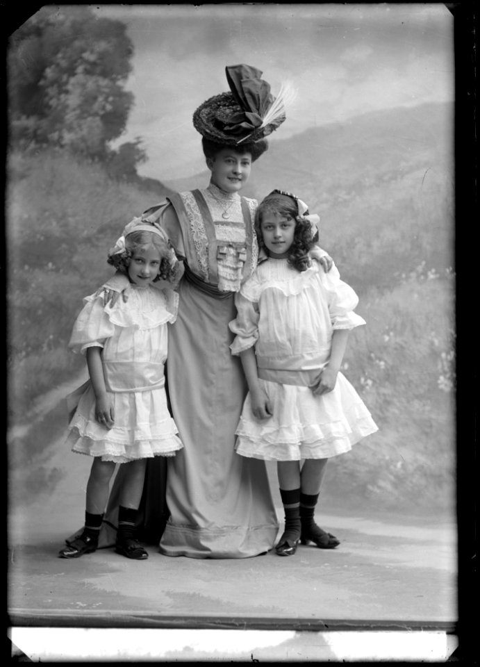Greta, Victoria and Ebon Strandin, dancers photo 1907 - SMV - NS077
