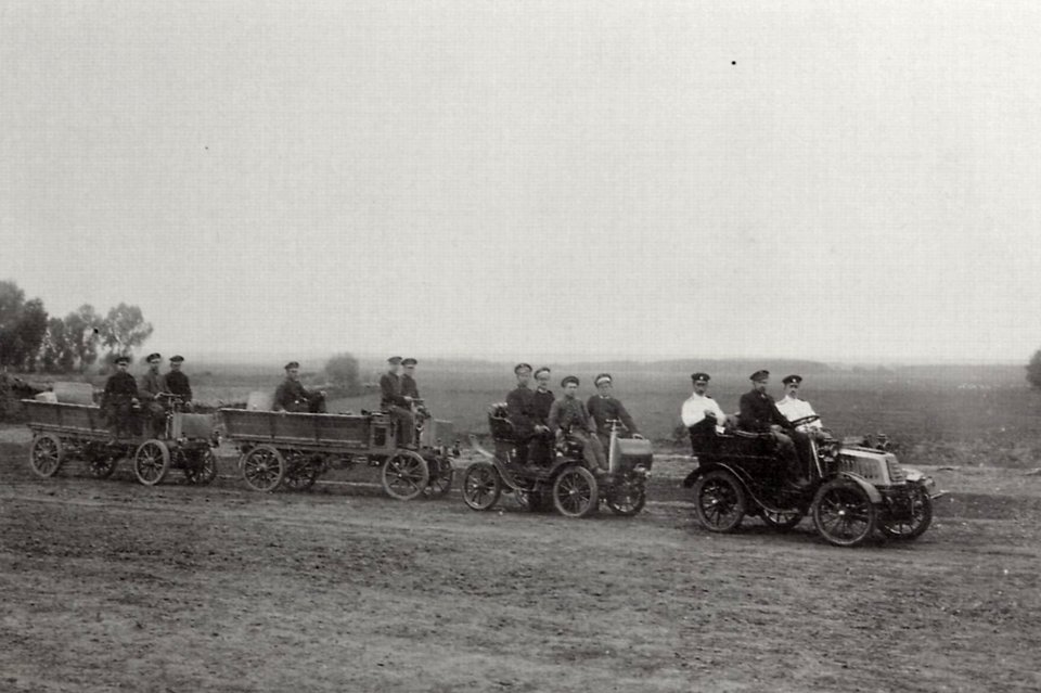 Gribov, M. N. - Automobile mit Motoren des Erfinders Vasilij W. Lužskij bei Militärübungen (Zeno Fotografie)