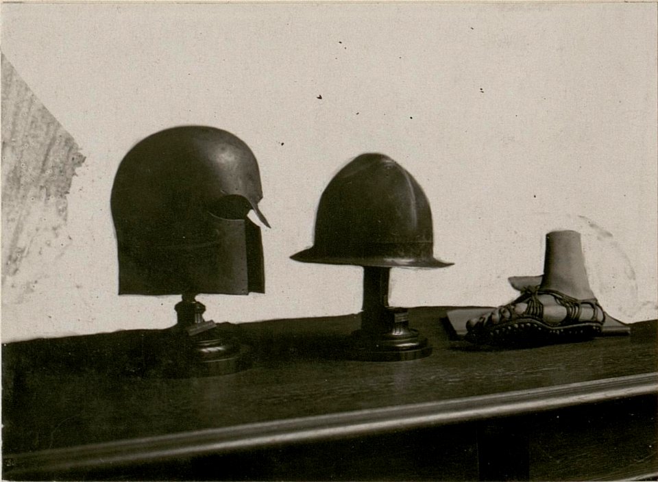 Grich.Helme und röm.Sandale. (BildID 15512847)
