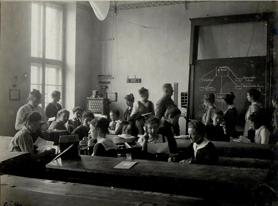 Gries bei Bozen.Telephonschule für weibliche Hilfskräfte. (BildID 15641455)