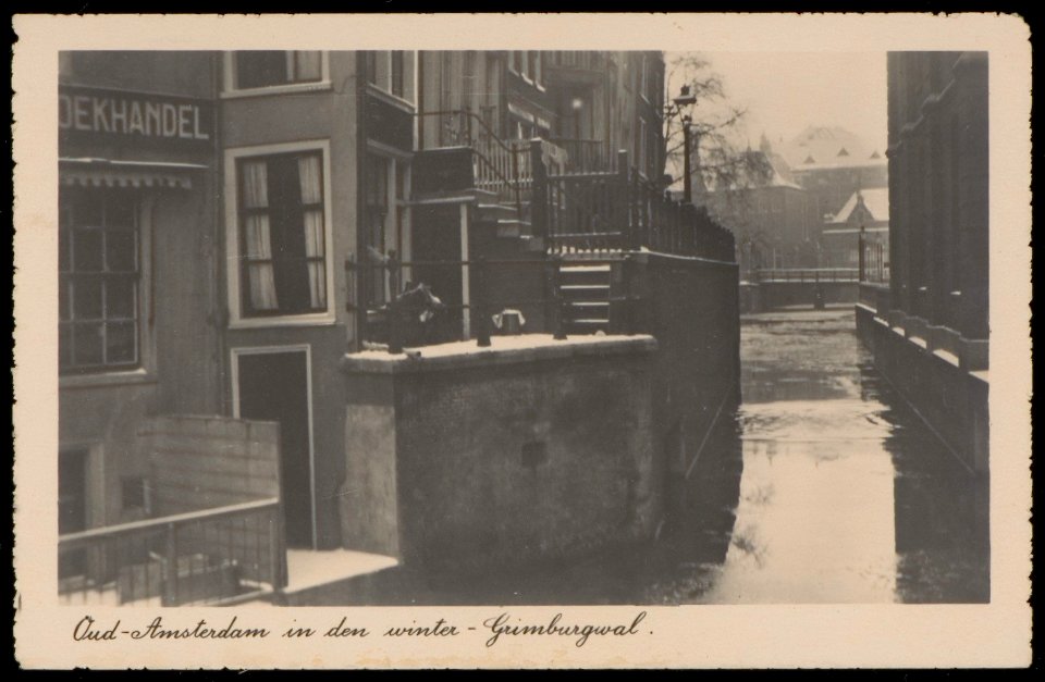 Grimburgwal vanaf de Oude Turfmarkt. Uitgever Vigevano, Amsterdam, Afb PBKD00330000004