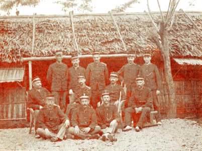 Groep van officierne in het voorlopige kampement te Selimoen