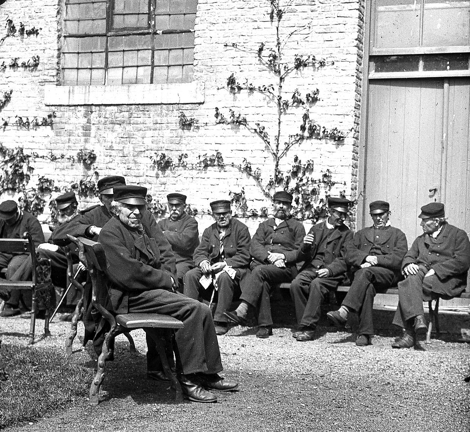 Groepsfoto gebrekkigenhuis Gasthuis Calvariënberg, Maastricht (RHCL, VKG 060)