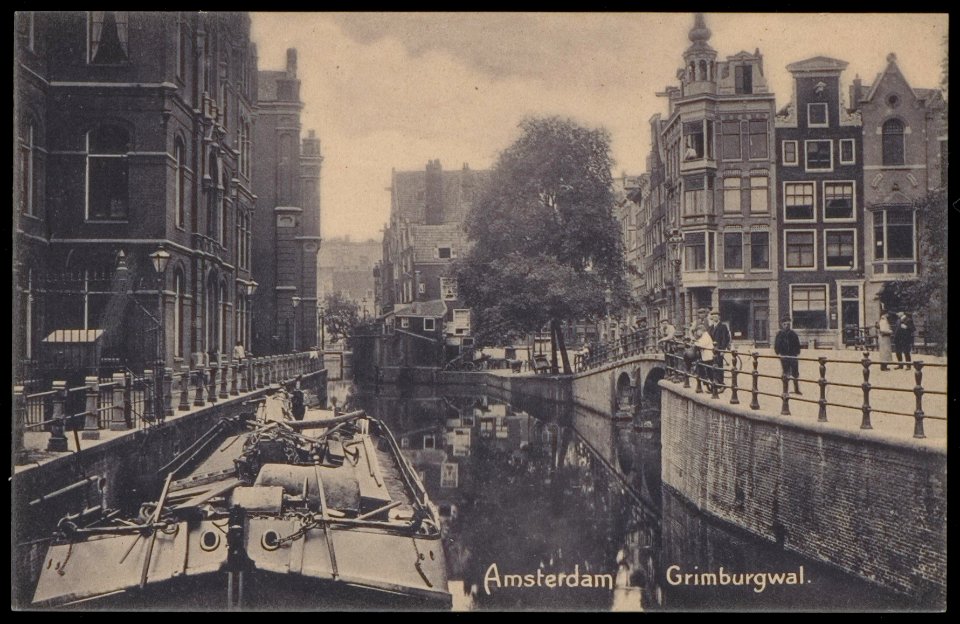 Grimburgwal met rechts de Oudezijds Voorburgwal 232-234. Uitgave A.J. Nuss, Amsterdam, Afb PBKD00330000010