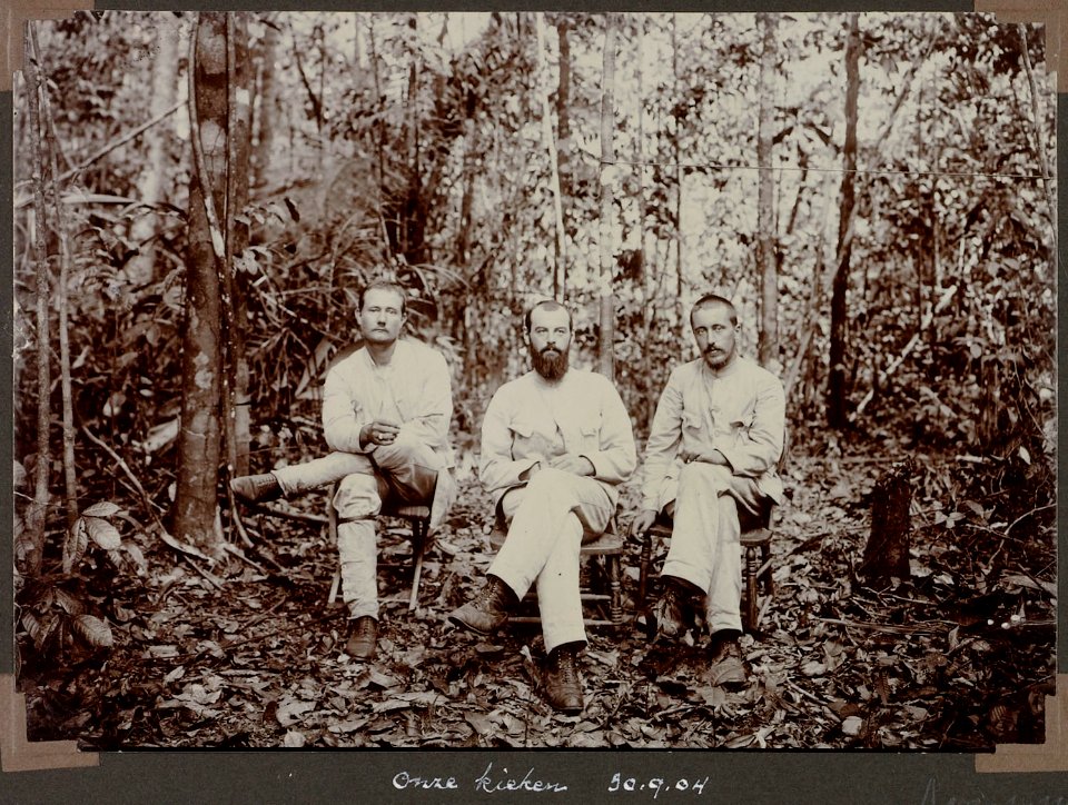 Groepsportret A. Franssen Herderschee, G.M. Versteeg en C.H. de Goeje (30 September 1904)