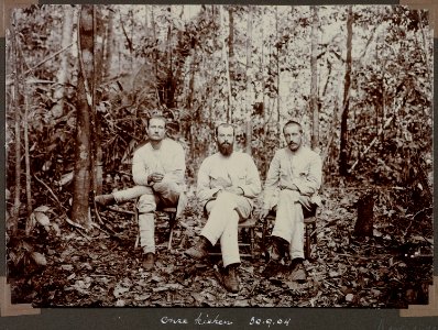 Groepsportret A. Franssen Herderschee, G.M. Versteeg en C.H. de Goeje (30 September 1904)