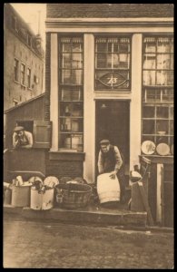 Grote Bickersstraat 73, hoek Kleine Bickersstraat. Uitgave A.J. Nuss, Amsterdam, Afb PBKD00119000001