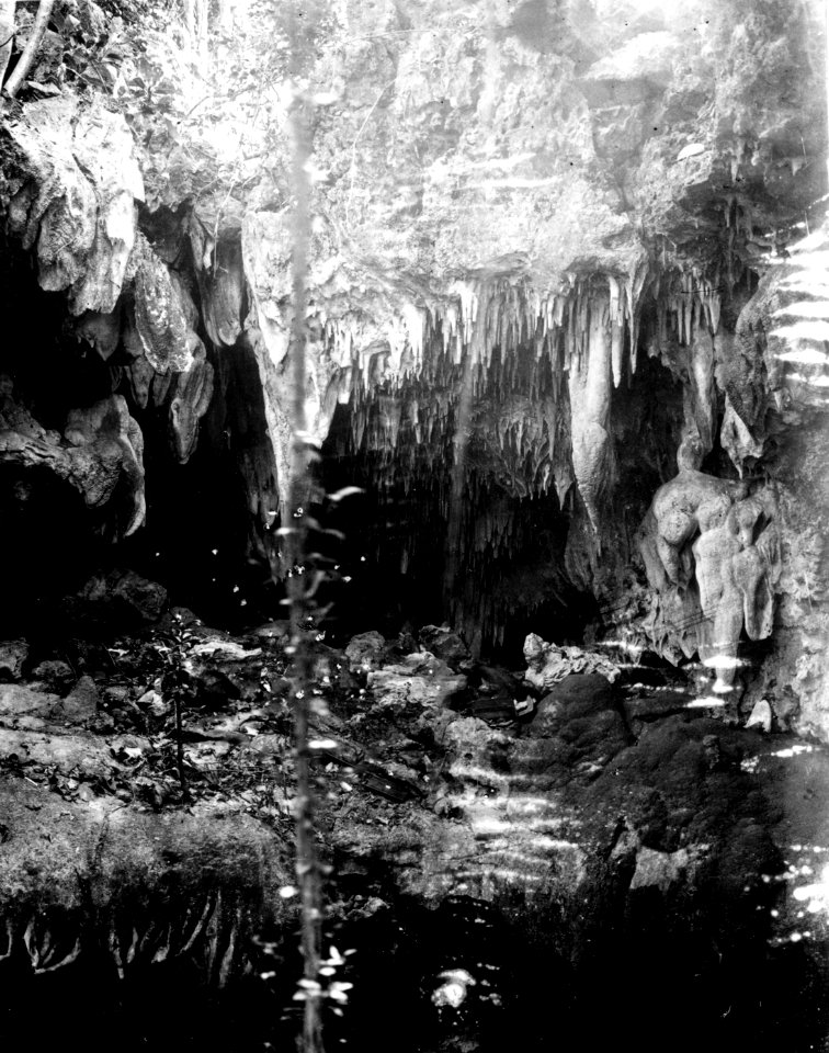 Grotta. första salen med gravplatser i nischen. NV Madagaskar. Katsepe - SMVK - 010608