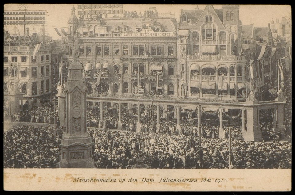 Grote belangstelling tijdens de Julianafeesten op de Dam, mei 1910. Uitgave N.J. Boon, Amsterdam, Afb PBKD00387000014
