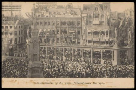 Grote belangstelling tijdens de Julianafeesten op de Dam, mei 1910. Uitgave N.J. Boon, Amsterdam, Afb PBKD00387000014