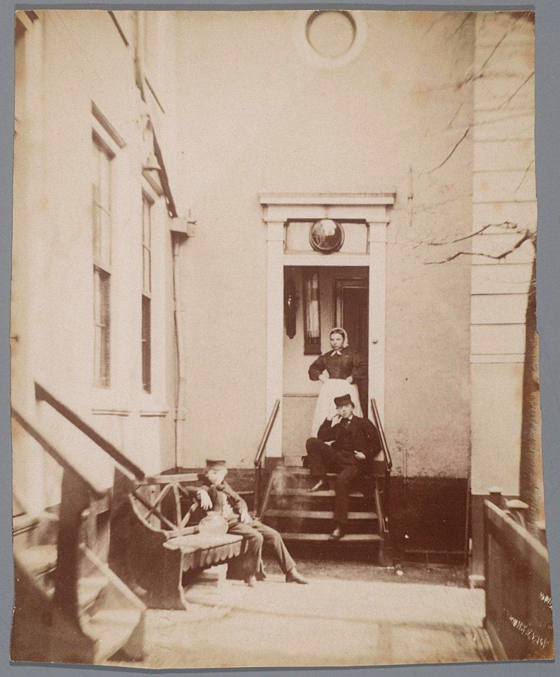 Grote Bickersstraat 4 (achterzijde) (Binnen)plaats en tuin gezien vanaf de tuindeur aan de straatzijde, Op het trapje Jacob Olie (max res)