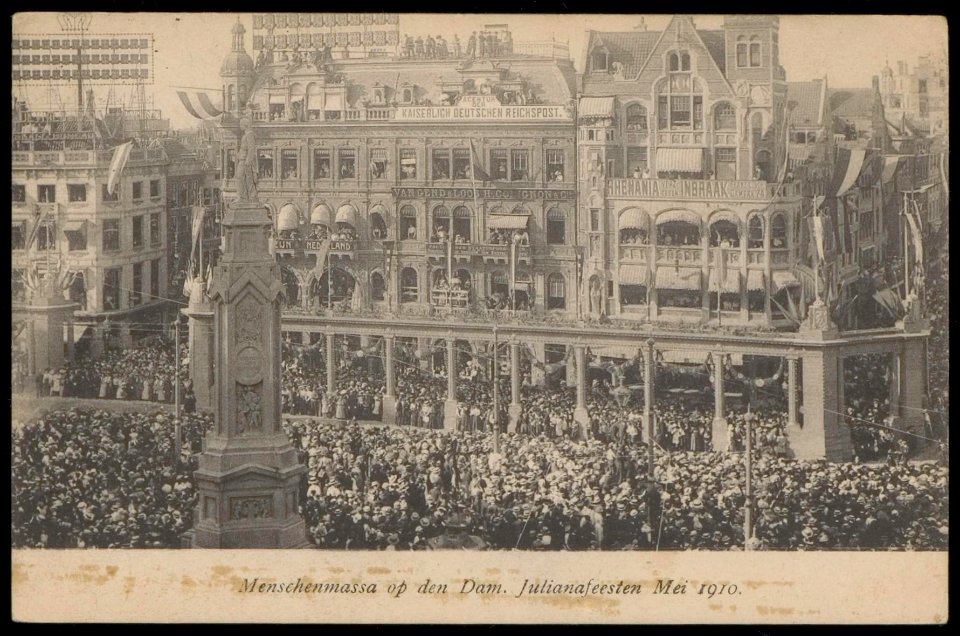 Grote belangstelling tijdens de Julianafeesten op de Dam, mei 1910. Uitgave N.J. Boon, Amsterdam