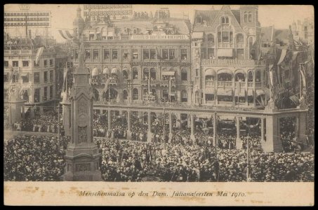 Grote belangstelling tijdens de Julianafeesten op de Dam, mei 1910. Uitgave N.J. Boon, Amsterdam photo