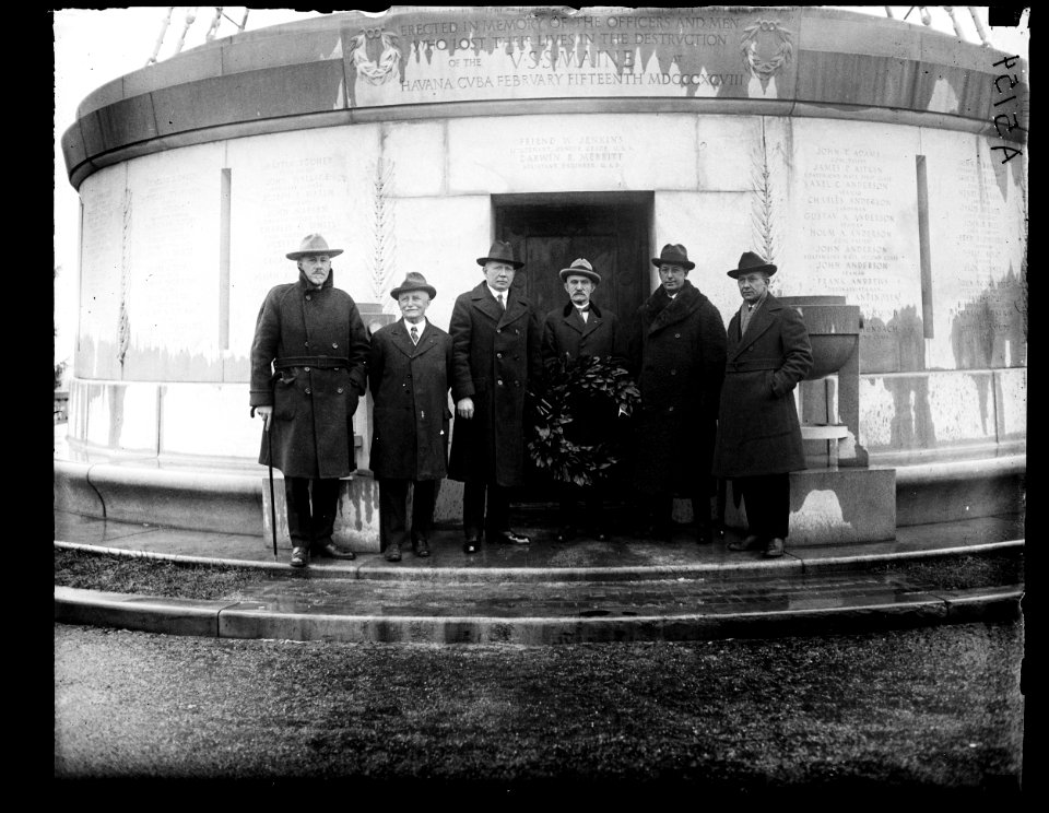 Group at USS Maine memorial, Arlington National Cemetery, Arlington, Virginia LCCN2016891918