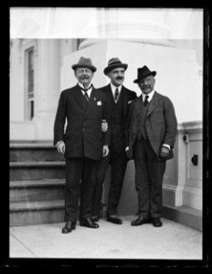 Group at White House, Washington, D.C. LCCN2016890753