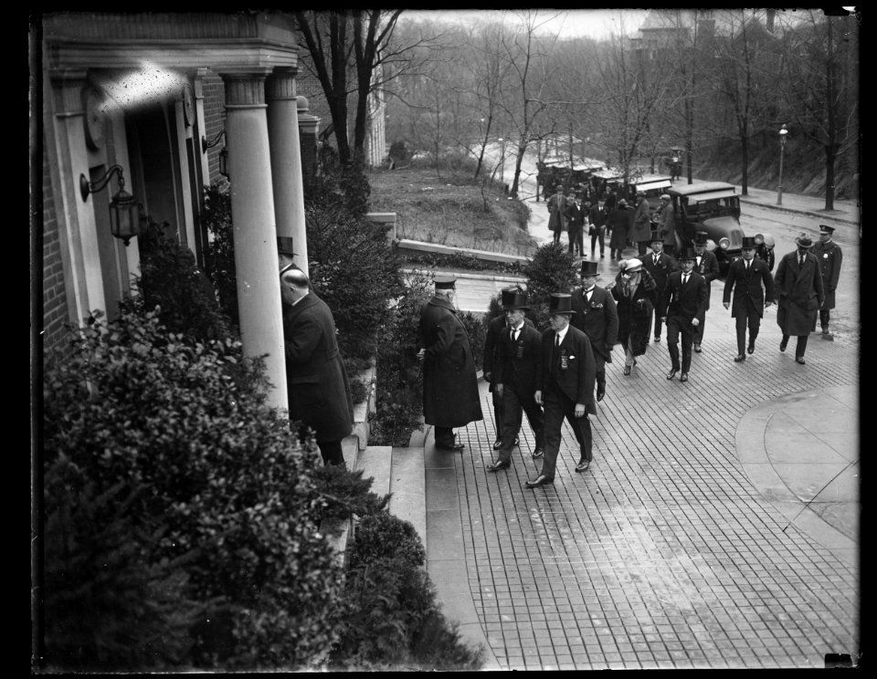 Group arriving at Woodrow Wilson house, Washington, D.C. LCCN2016894404