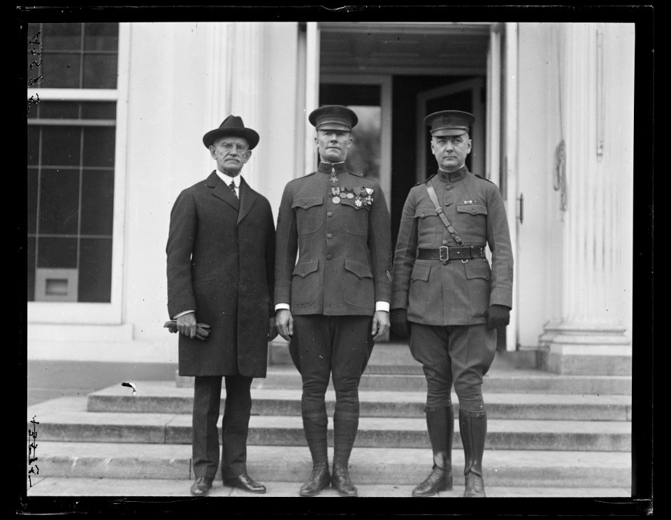 Group at White House, Washington, D.C. LCCN2016890859