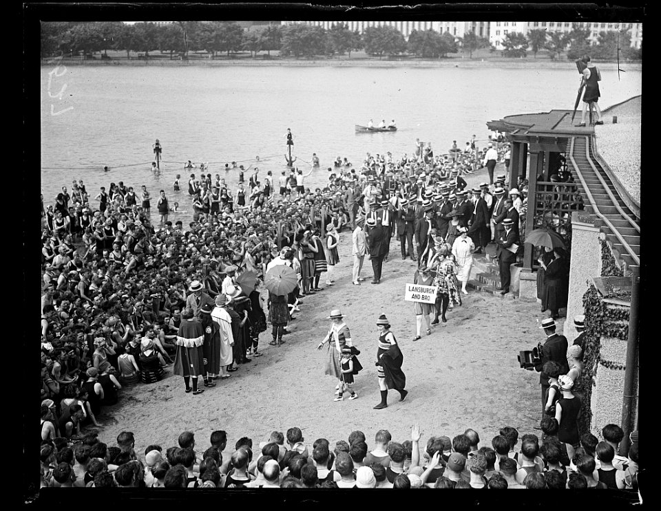Group at beach; sign- Lansburgh and Bro. LCCN2016891483