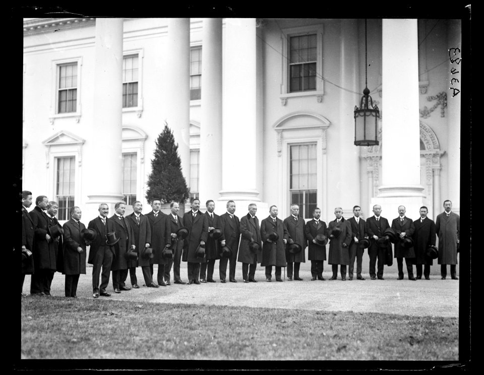 Group at White House, Washington, D.C. LCCN2016890942
