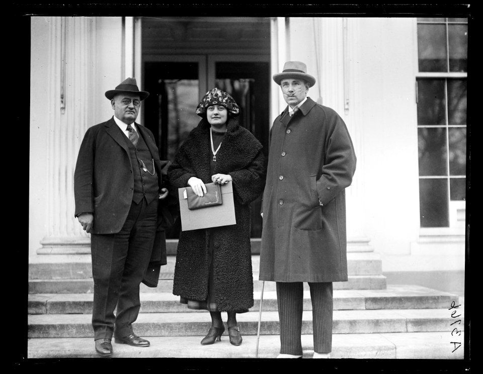 Group at White House, Washington, D.C. LCCN2016891006