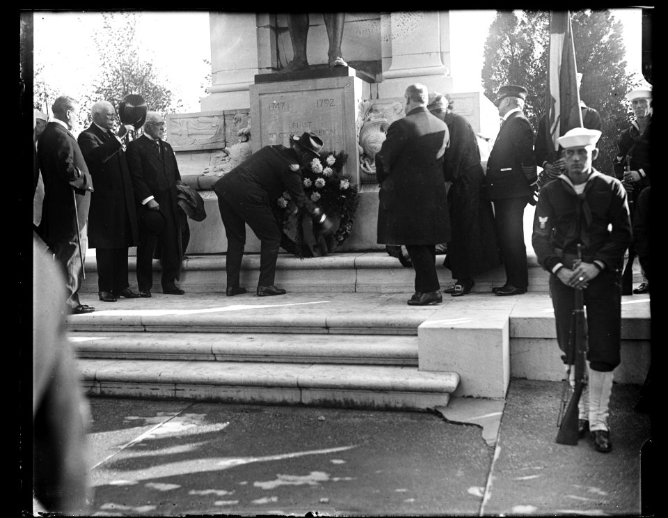 Group at John Paul Jones Memorial, Washington, D.C. LCCN2016891770