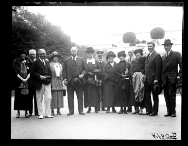 Group at White House, including William H. Taft and Mrs Taft. Washington, D.C. LCCN2016891707